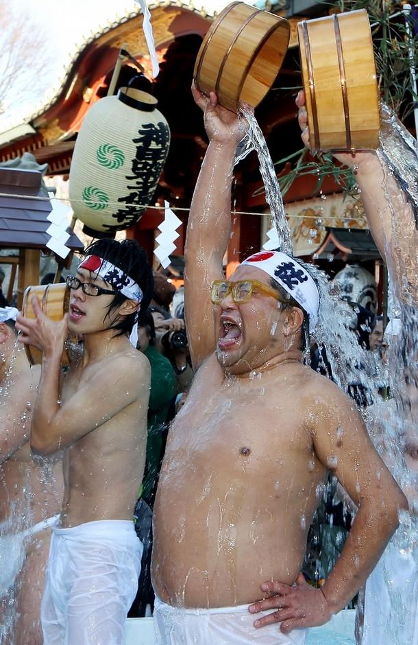 Производимый ежегодно обряд символизирует очищение тела и души. (Junko Kimura/Getty Images)