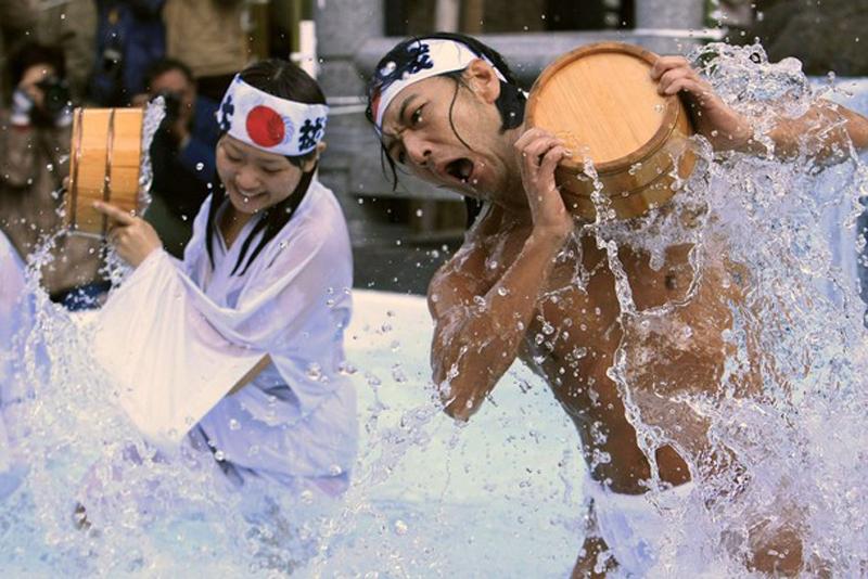 Принимать такого рода ванны для теплолюбивых японцев дело не простое. В этом году в ритуале приняли участие несколько женщин. (REUTERS/Kim Kyung-Hoon)