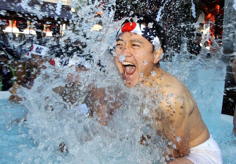 И сегодня можно встретить приверженцев этой древней традиции, но массовые очищения охранились в омывании холодной водой собственного тела. (Junko Kimura/Getty Images)