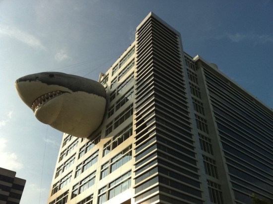 Здание Discovery Channel украсила акула