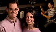 На этом кадре Джастин с женой Эрикой. Она работает в лаборатории мужа и является одним из авторов нынешнего эксперимента с мышами (фото Steve Fisch).