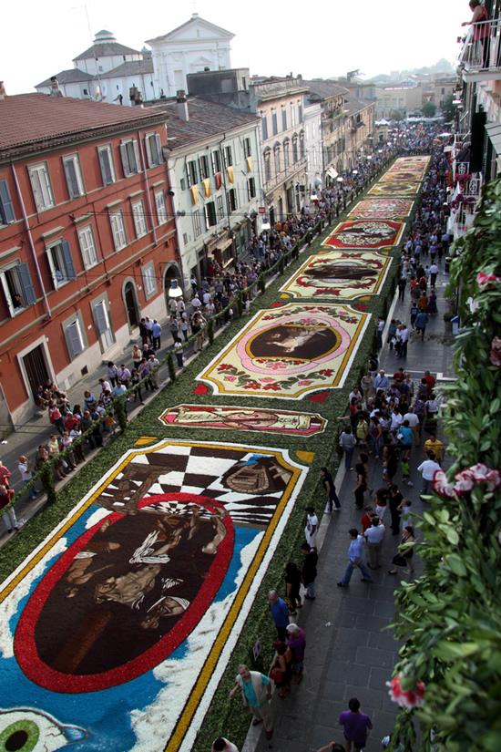 Infiorata - цветочный фестиваль в Италии