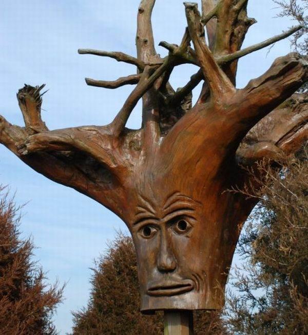 Резная скульптура из дерева