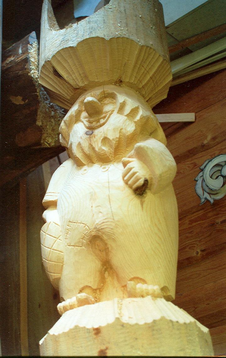 Резная скульптура из дерева