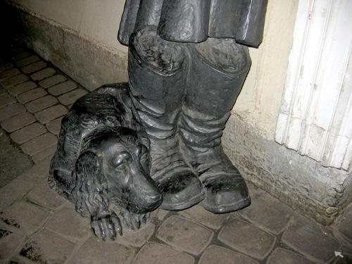 Памятники собакам