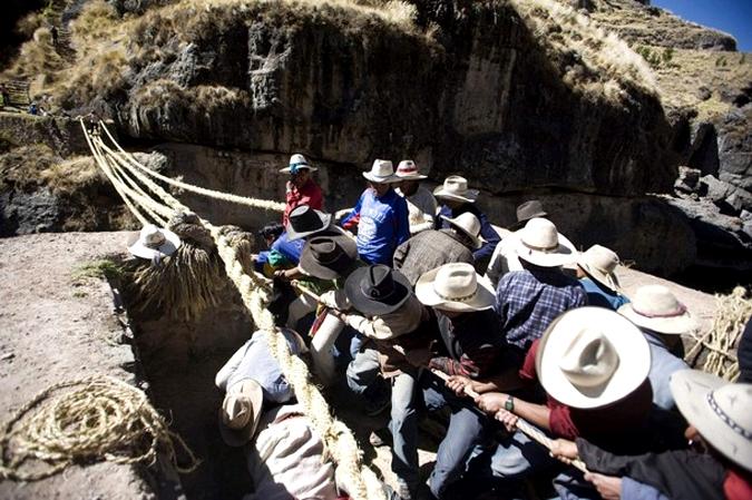 Строительство Qeswachaka висячего моста в южной провинции Канас, 
Куско, 10-13 июня 2010 года.