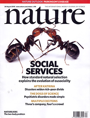 Обложка журнала Nature, в котором опубликована обсуждаемая статья. Заголовок в центре гласит: «Социальное обслуживание. Как стандартная теория естественного отбора объясняет эволюцию эусоциальности»