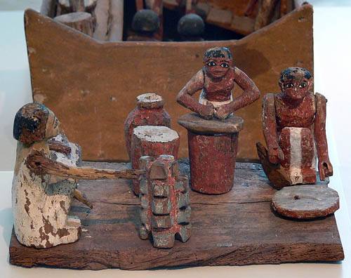 Древнеегипетские статуэтки времен 12-й династии: рабочие толкут, варят и сбраживают зерно. Нубийское королевство располагалось на юге Древнего Египта, на территории современного Судана