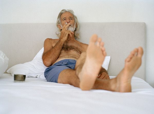 Дедушка, до завтрака лучше не курить. (Фото Darius Ramazani / Corbis.)