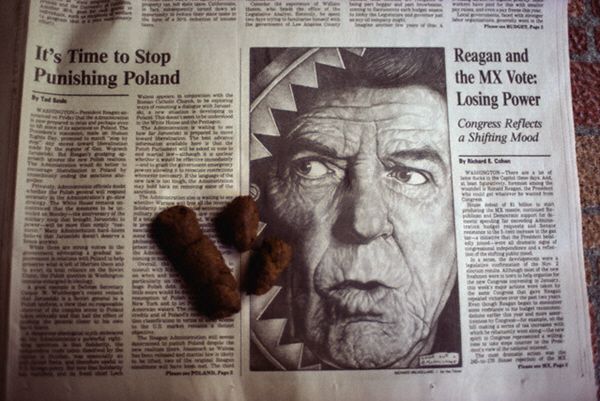 1982 год. Собачьи... следы на оставленной на улице газете с портретом Рональда Рейгана. (Фото Henry Diltz / Corbis.)