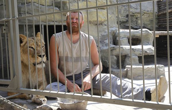 Украинский художник закрылся в клетке с беременной львицей