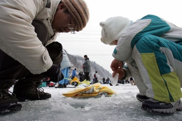 Фестиваль подледной рыбалки в Южной Корее