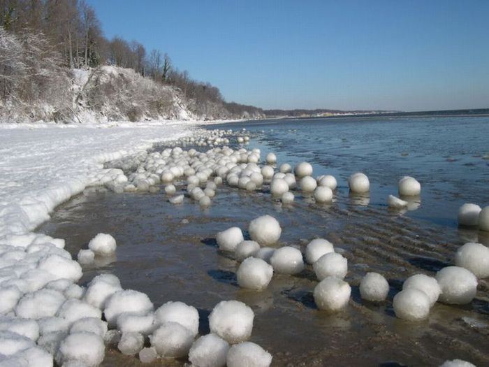 Вода, ветер и мороз мастера на все "руки". Эти ледяные шарики правильной формы были созданы матушкой природой на берегу мичиганского озера.