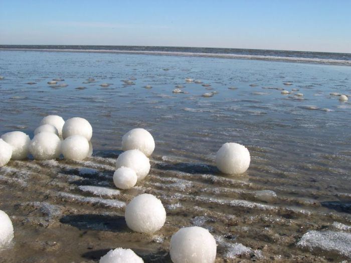 Вода, ветер и мороз мастера на все "руки". Эти ледяные шарики правильной формы были созданы матушкой природой на берегу мичиганского озера.