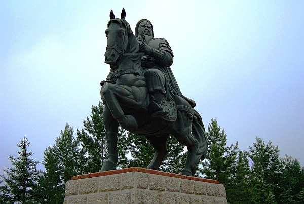 Монгольский памятник Чингисхану.