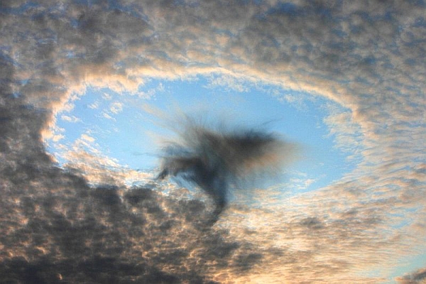 Дыра в небе над Линцем (Австрия) в 2008 году (фото H. Raab).