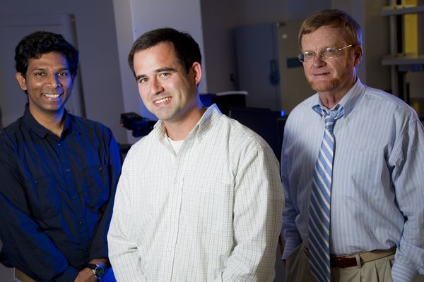 Руководитель проекта Джейсон Локлин в окружении своих помощников Викрама Дхенде и Йена Хардина (фото UGA). 