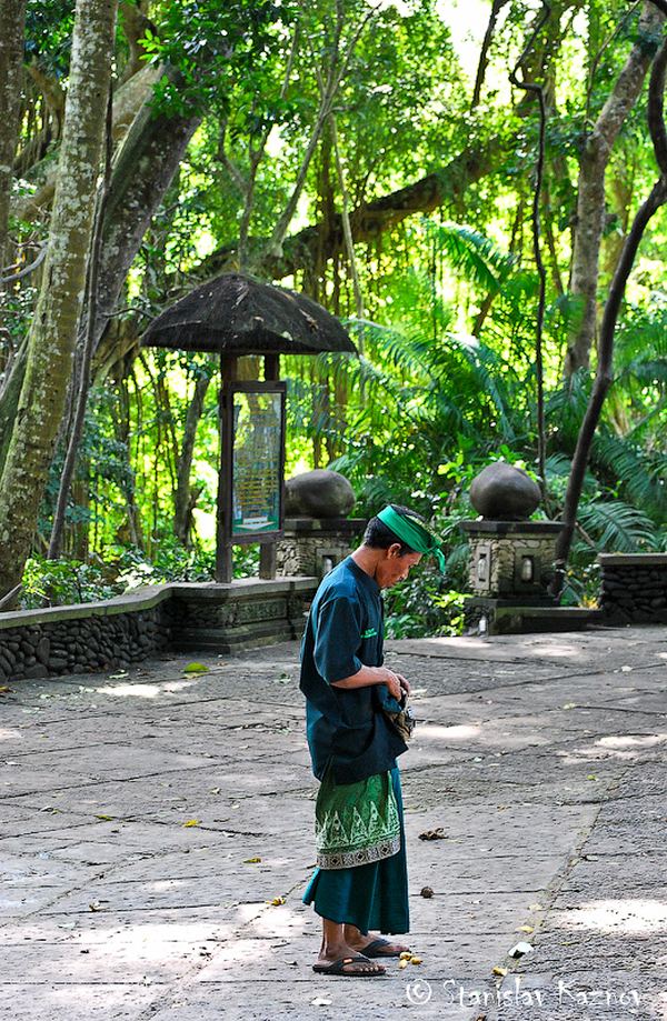 Храм обезьян на острове Бали