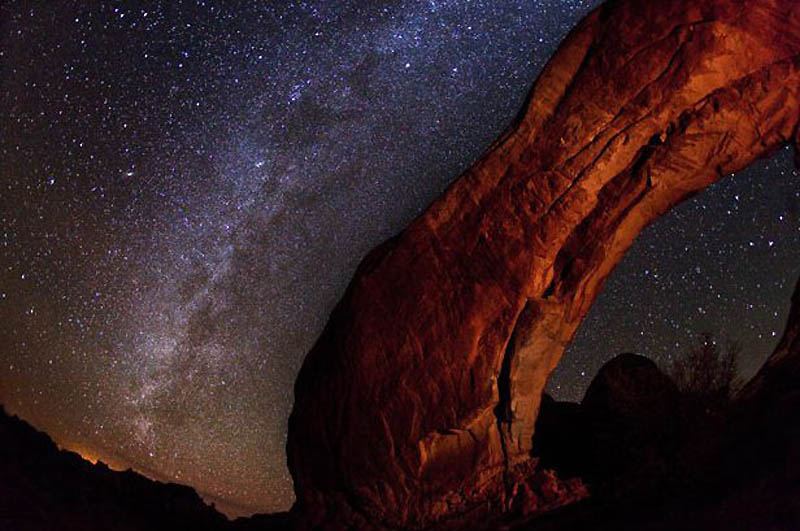 Млечный путь в ночном небе над Национальным парком Арки в штате Юта