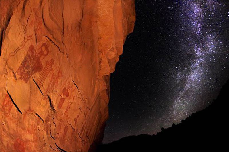 Млечный путь в ночном небе над Национальным парком Арки в штате Юта