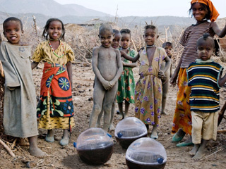  Около миллиарда людей не имеют доступа к чистой воде, миллионы ежегодно умирают из-за её нехватки и заражения. Небольшой прозрачный шарик призван изменить такое положение дел (иллюстрация с сайта physorg.com).