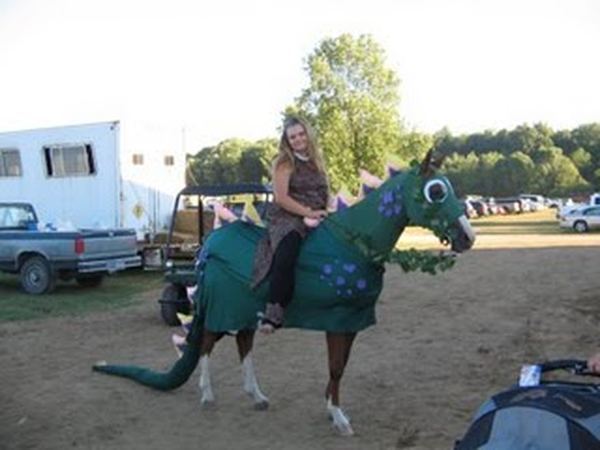 Забавные костюмы лошадей и их всадников