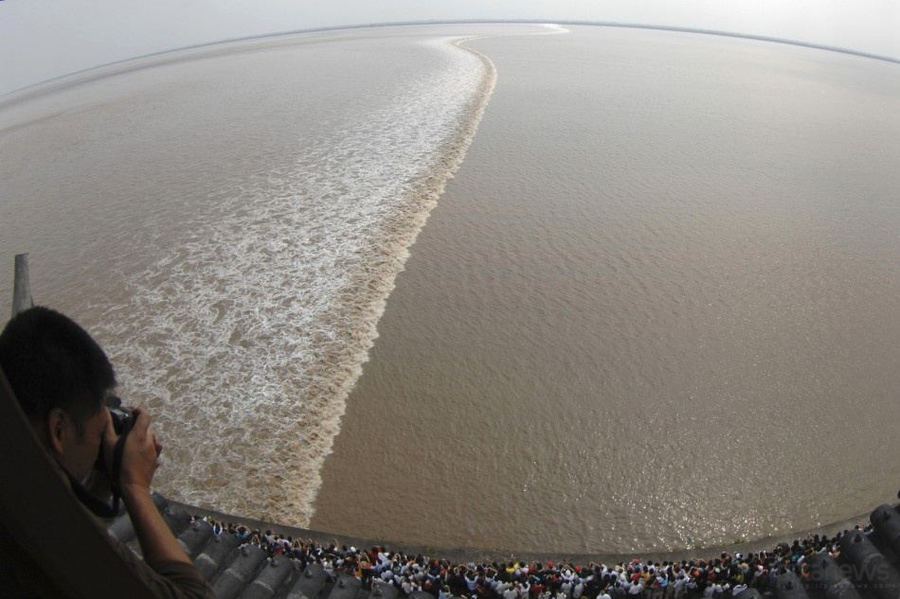 Гигантская приливная волна на реке Цяньтан (Qiantang) 
