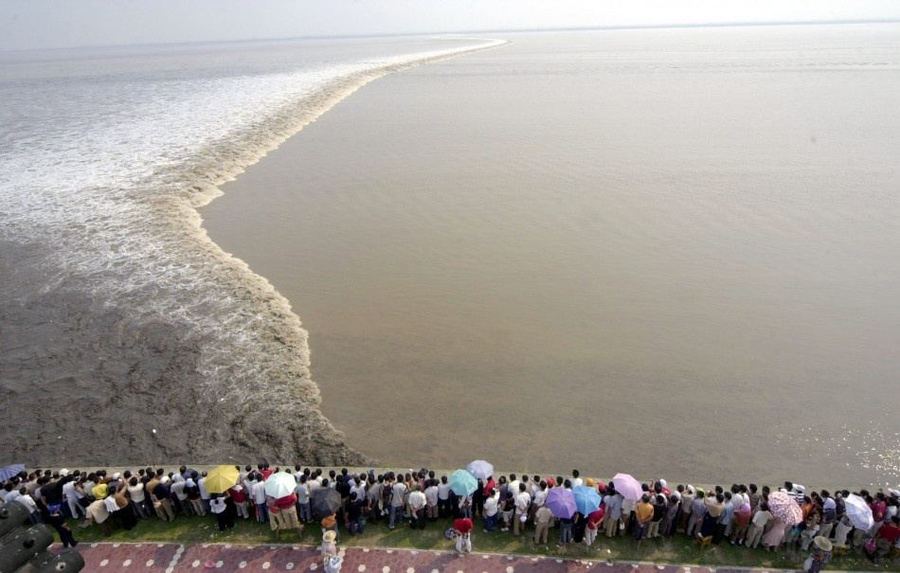 Гигантская приливная волна на реке Цяньтан (Qiantang) 