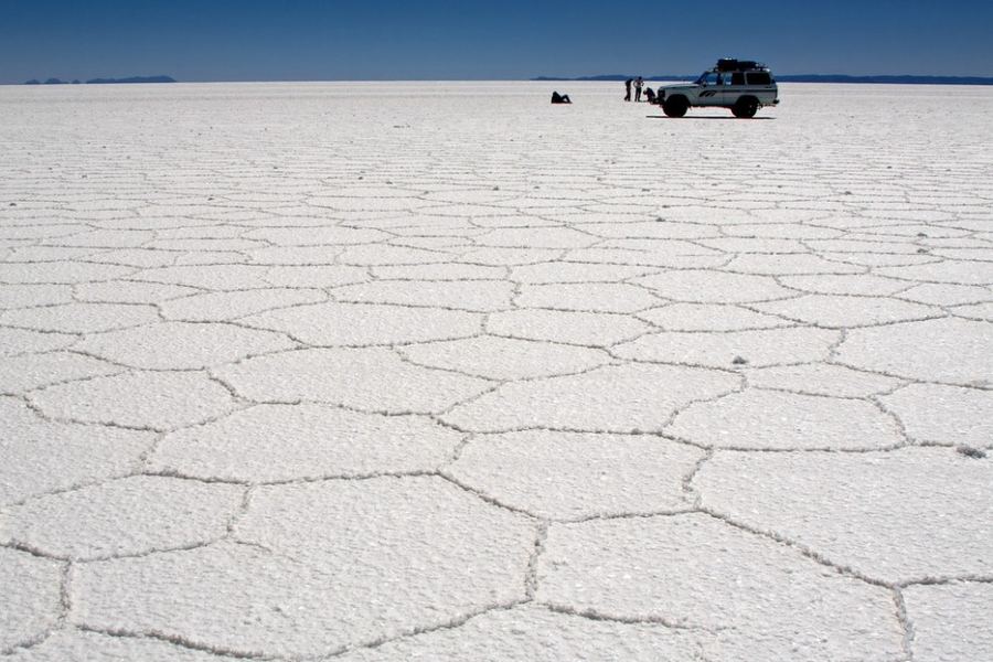 Высохшее соляное озеро Уюни (исп. Salar de Uyuni)