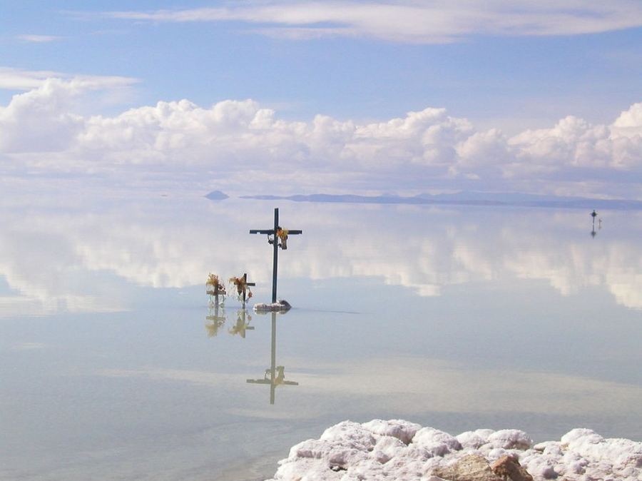 Высохшее соляное озеро Уюни (исп. Salar de Uyuni)