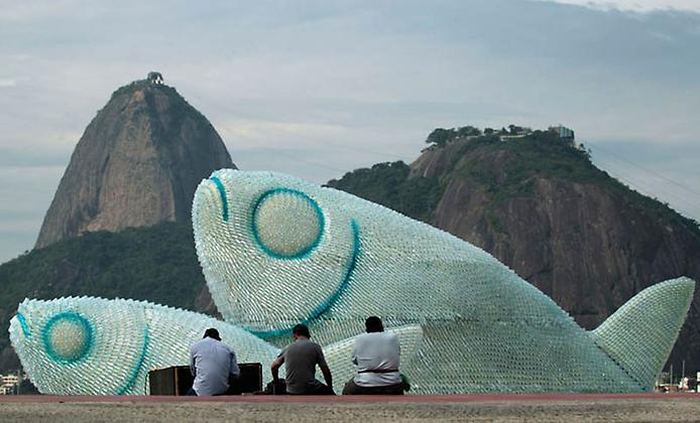 Необычный арт-проект расположен на пляже в Рио-де-Жанейро