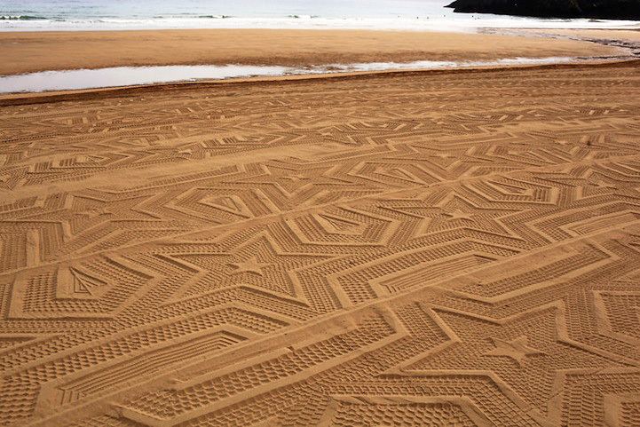 Ажурное полотно на пляжном песке