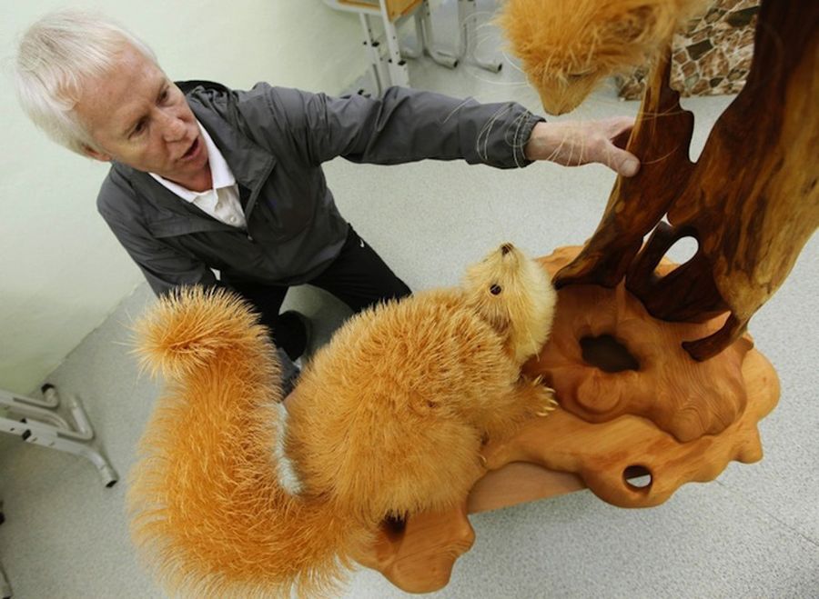 Реалистичные скульптуры диких животных из сибирского кедраа