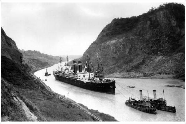 Американское судно SS Kroonland в Панамском канале 2 февраля 1915 года.