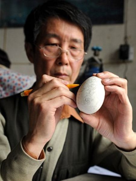Резьба по яичной скорлупе китайским мастером Вэнь Фулянь