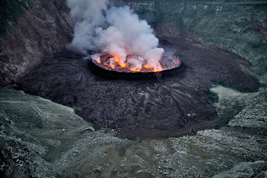 Раскаленное озеро вулкана Ньирагонго