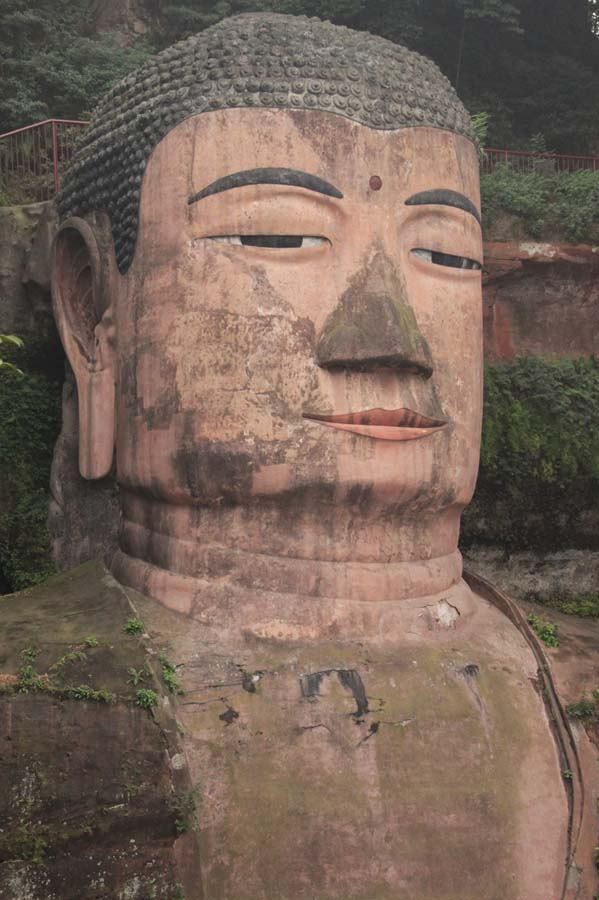 Статуя Будды Майтреи - самое высокое скульптурное произведение