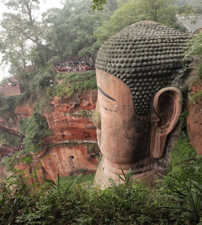 Статуя Будды Майтреи - самое высокое скульптурное произведение