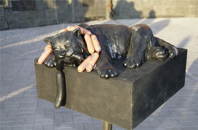 Памятники и скульптуры кошкам