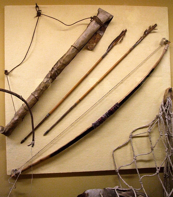 Колчан, стрелы, луки и сеть для ловли птиц американских индейцев
