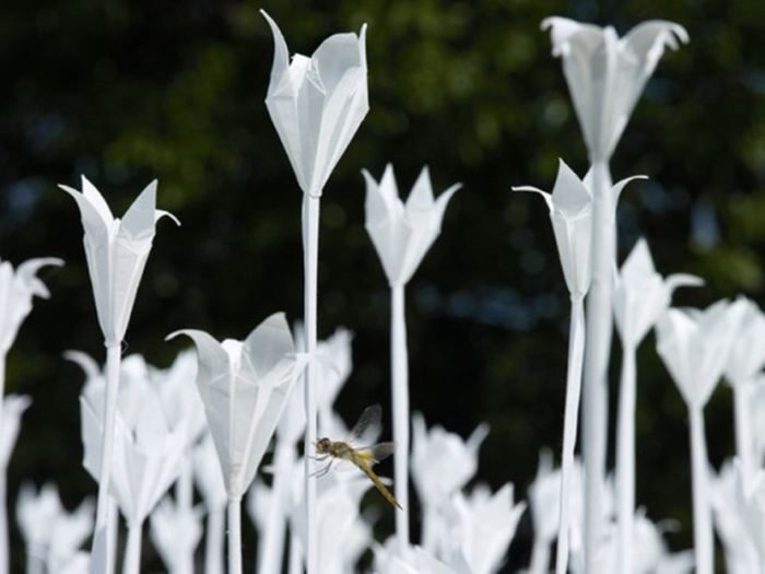 Клумба из бумажных цветов в японском парке Нагасаки