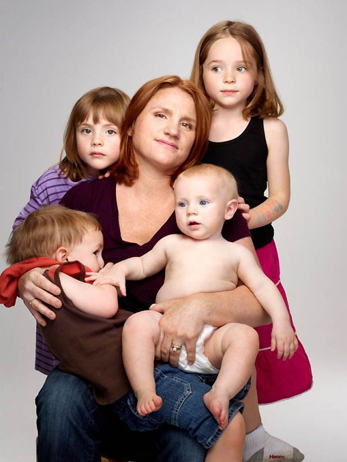 Мама 4 члена. Джейми Линн Грумет. Женщина с ребенком. Многодетная мама. Женщина с четырьмя детьми.