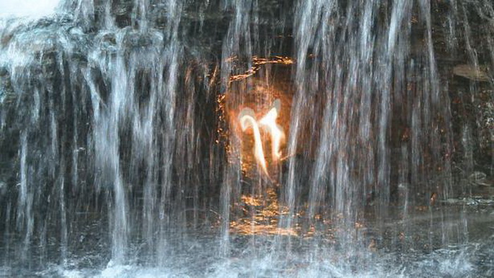 Водопад 'Вечный огонь' в нью-йоркском парке Chestnut Ridge