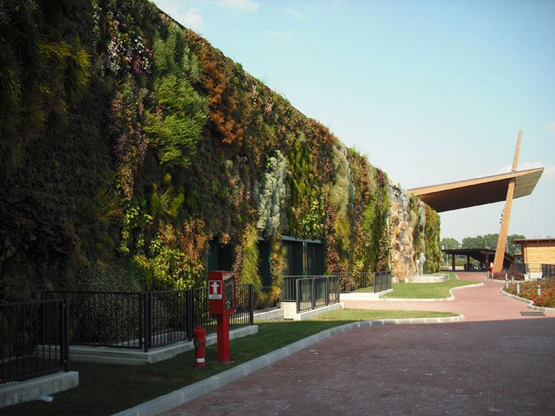 Вертикальный сад торгового центра Фиордалисо
