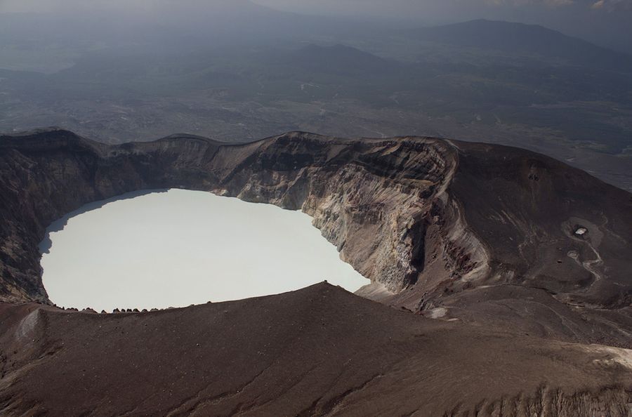 Вулкан Малый Семячик и кислое озеро