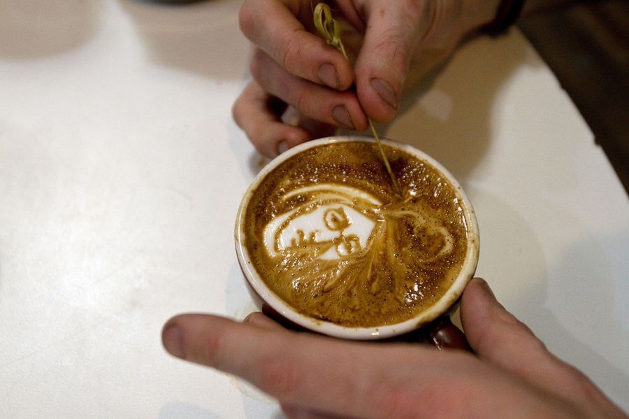 Талантливый художник рисует известные лица на кофейной пенке