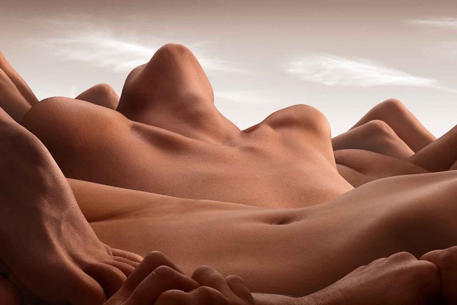 Креативный художник создает необычные пейзажи из человеческих тел