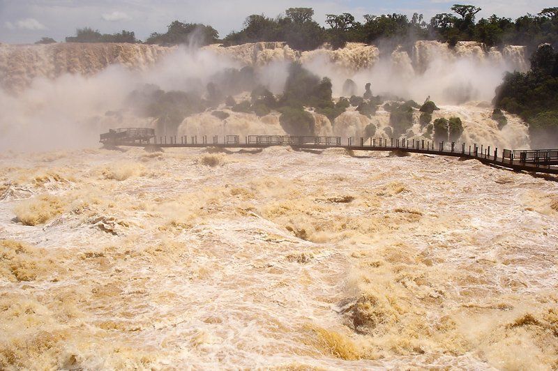 Большая вода на Игуасу в 2005 году