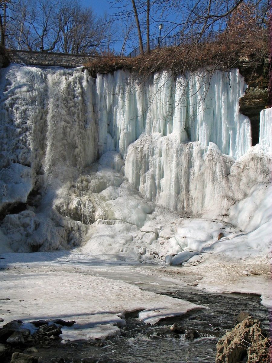 Скованный льдом водопад Миннехаха
