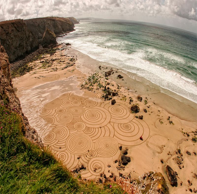 Масштабные картины на песке Тони Планта